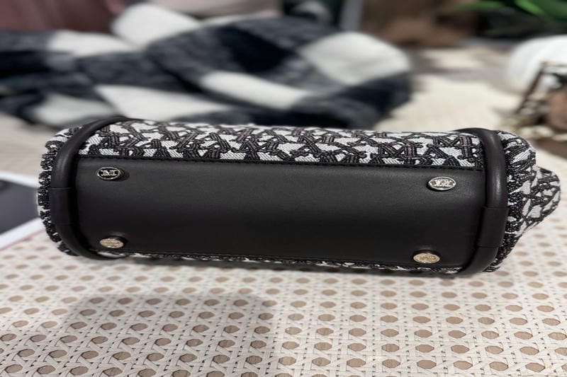 ゴジュウニ バイ ヒカルマツムラからスエード素材のミニショルダー＆トート、ステュディオス限定で