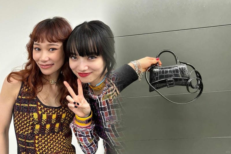 まるでアクセサリーのように手元を飾りたてるバレンシアガの「アワーグラス」バッグは、コンパクトな見た目ながらも収納力があると評判！
