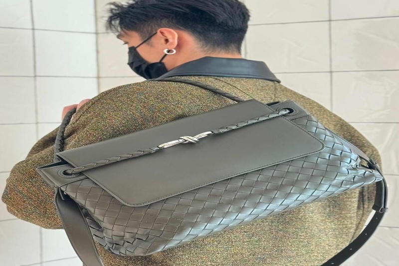 紐付きクラッチバッグ！ボッテガ ヴェネタのユニークなデザインで注目度UP