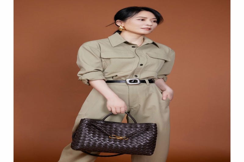 紐付きクラッチバッグ！ボッテガ ヴェネタのユニークなデザインで注目度UP