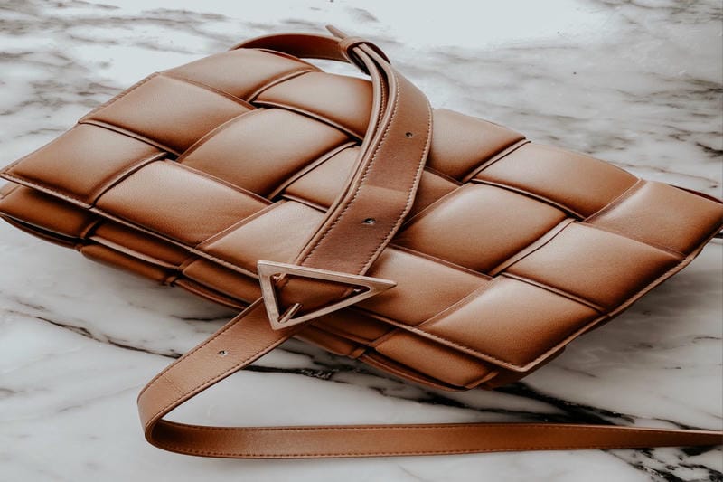 ボッテガヴェネタの赤い物語はちょうどクリスマスに間に合っています