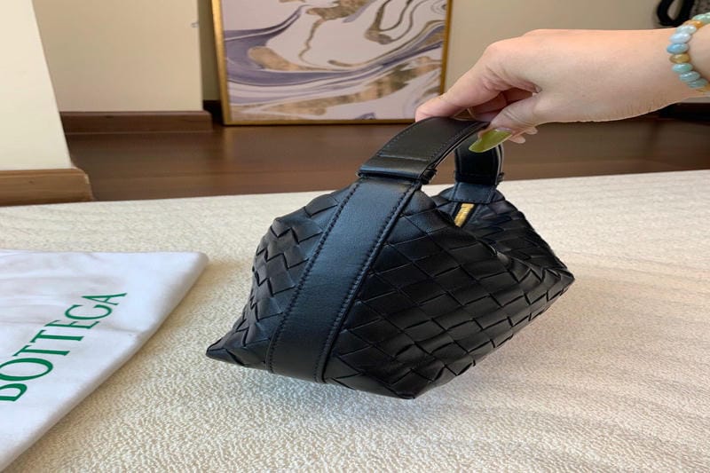 「ボッテガ・ヴェネタ」の名品バッグはカジュアルかつエレガンス【富岡佳子の愛すべき名品バッグ】