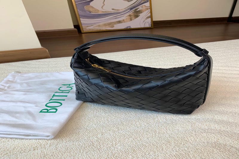 Bottega Veneta のカセットバックに一回り大きな新サイズが登場