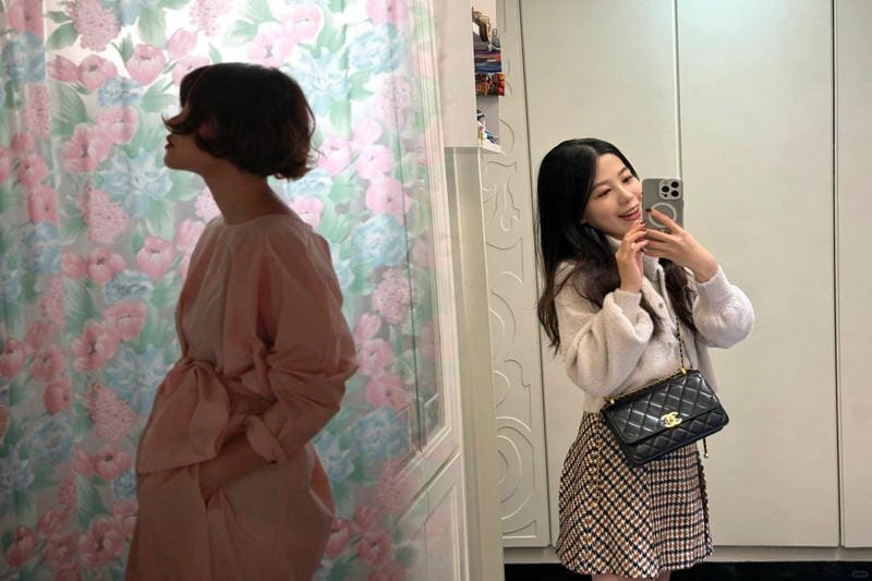 化粧バッグもシャネルで！ラグジュアリーなデザインで気分をアップ