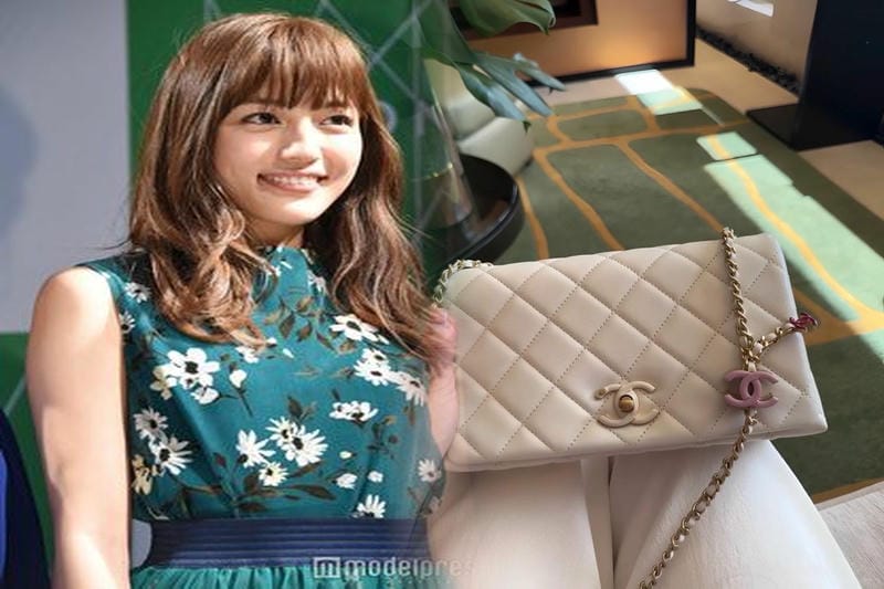 CHANELのダブルフラップとは？その特徴と使い方を解説