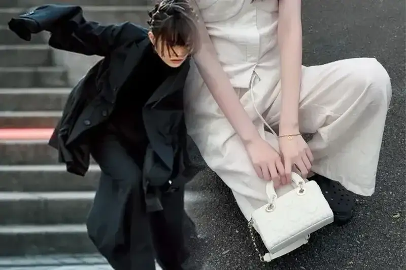 パリファッションウィークで皆持ってた!Dior(ディオール)の“LADY DIOR”マイクロミニバッグがトレンドに♡