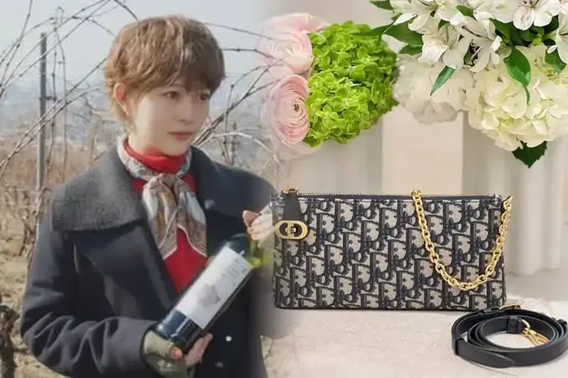 レディ ディオールバッグのチャームは何色？