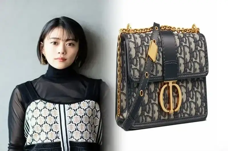 ディオール 名前 入り バッグ 値段