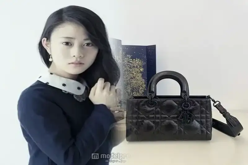 「ディオール」から“ムッシュ”の故郷の空の色をイメージした“サドル”バッグ