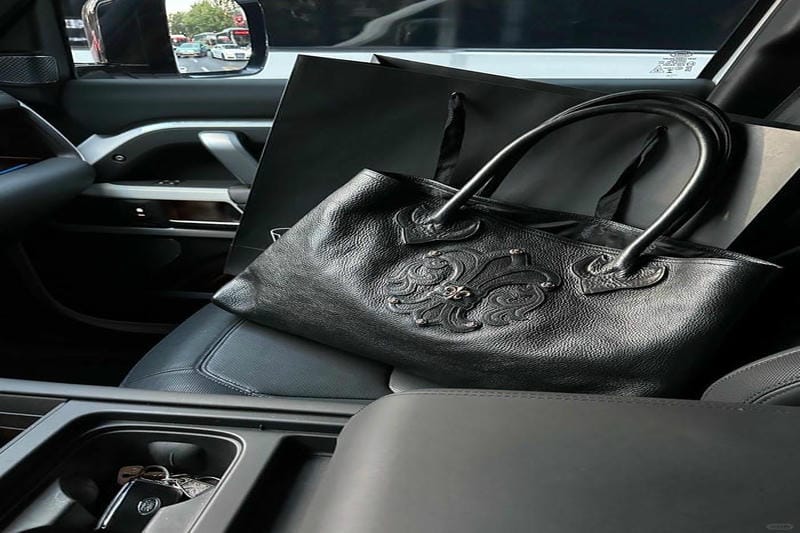 クロム ハーツ バッグ 女性におすすめのモデル3選【有名人の愛用デザインも】