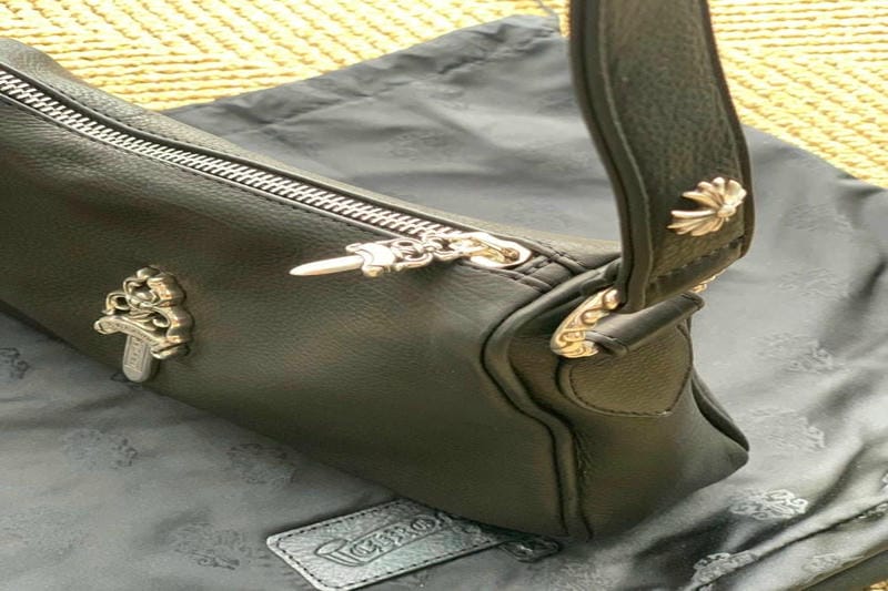 クロム ハーツ ポーチが話題！スタイリッシュで実用性抜群のアイテム