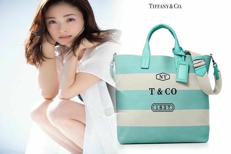 スタイリングの盛り上げ役に、【ティファニー】のピンクバッグ