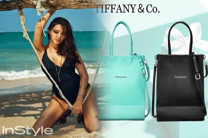 スタイリングの盛り上げ役に、【ティファニー】のピンクバッグ