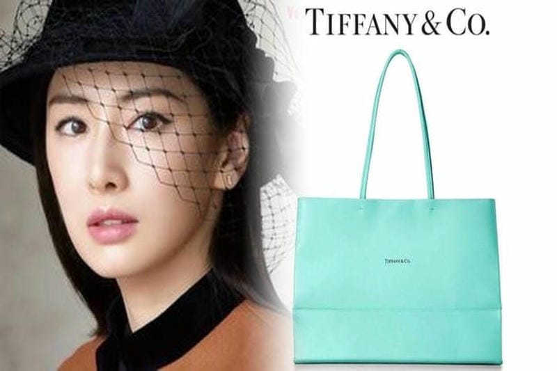 スタイリングの盛り上げ役に、【ティファニー】のピンクバッグ