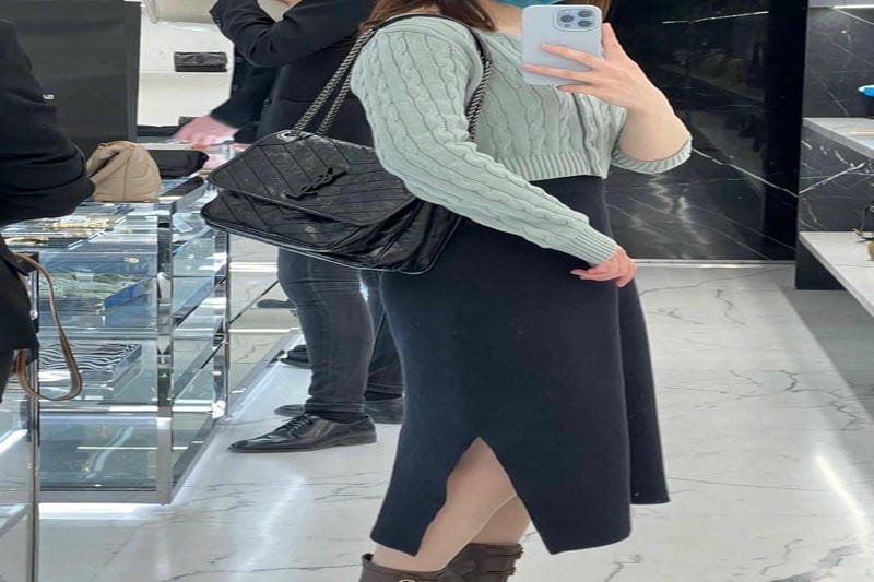 手提げバッグで大人スタイルに！サンローランのシンプルデザイン