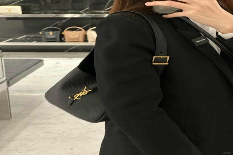 モコモコバッグで可愛く防寒！サンローランの秋冬アイテム