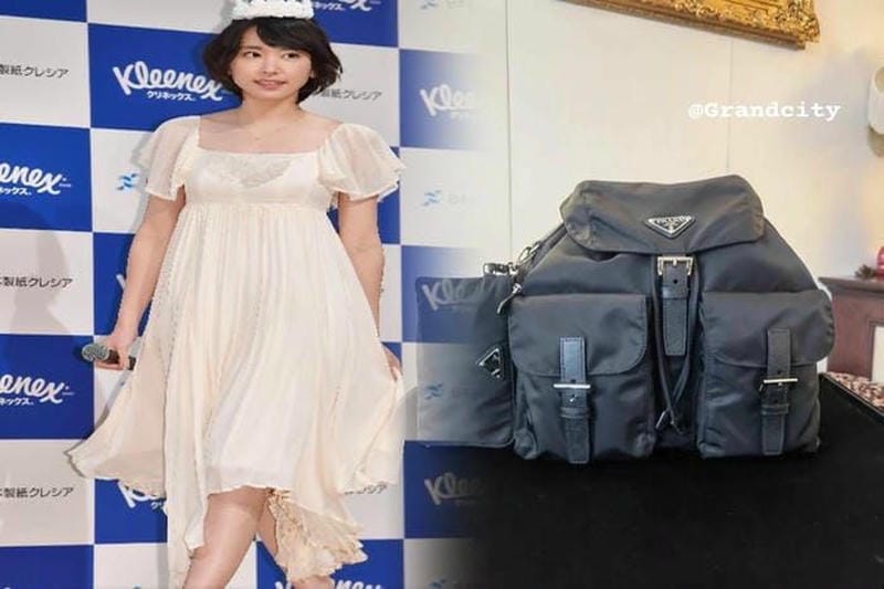 プラダ22年初夏の新作アイテム、手編みのラフィアバッグ＆トライアングルロゴを配した厚底サンダル