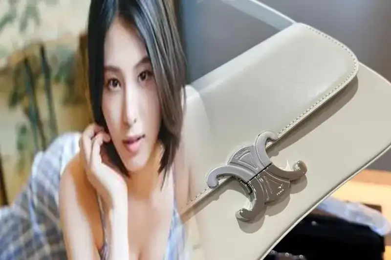 ヴィンテージの馬車柄ショルダー！セリーヌでレトロなスタイル