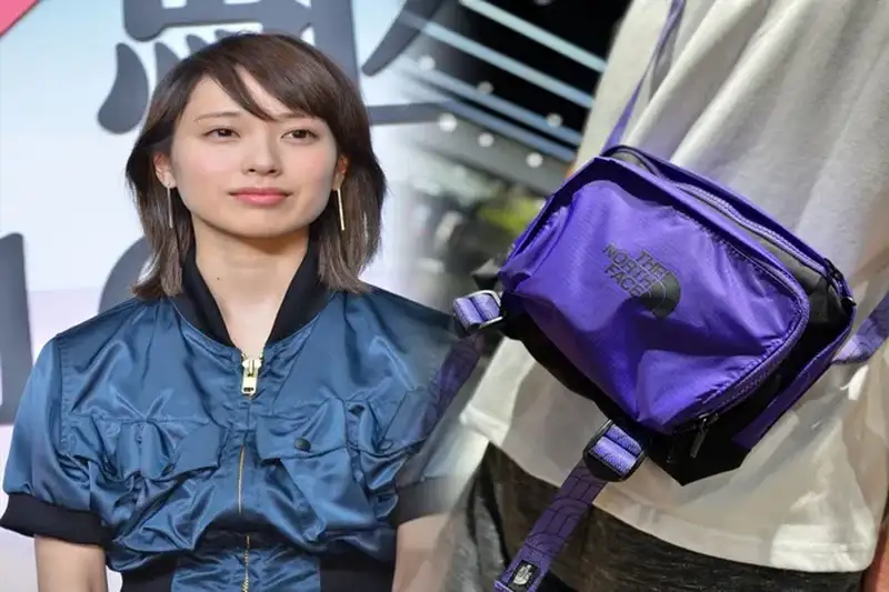 黒メトロポーチでシンプルに！ノース フェイスの最新スタイル