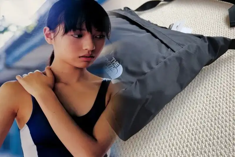 黒メトロポーチでシンプルに！ノース フェイスの最新スタイル