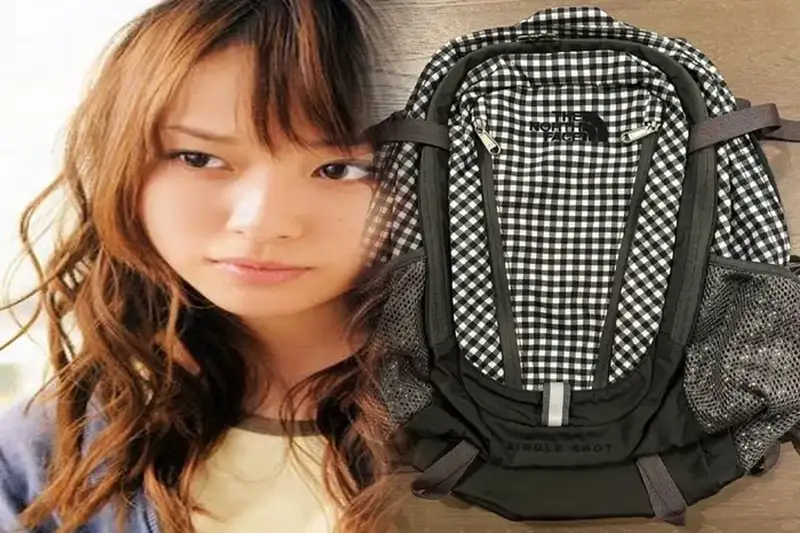 スウィープデザインのノース フェイス ボディ バッグ！おしゃれに持ち歩く