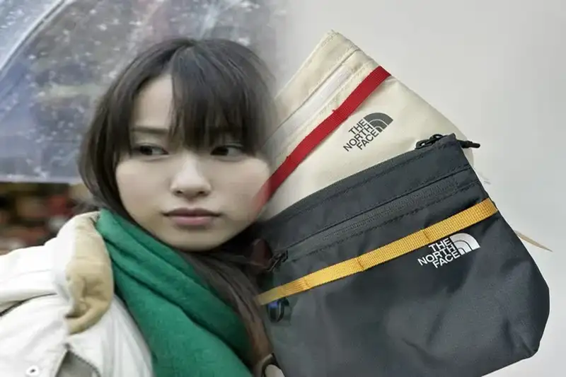 小型バックルで便利な「ノースフェイス メッセンジャーバッグ XS」小物整理もお任せ