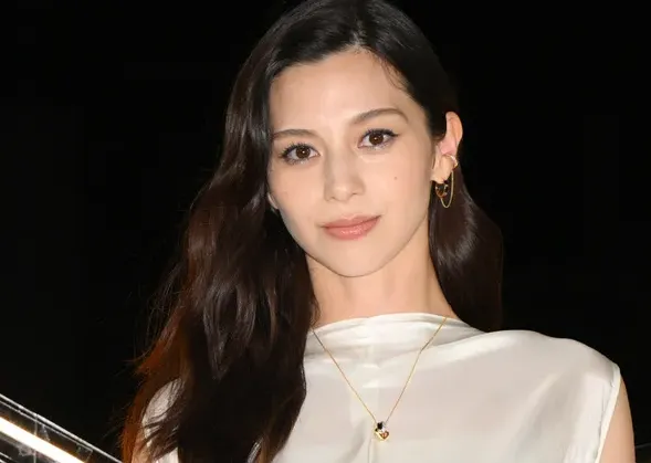 2.7 中条あやみ × Cartier（ラブネックレス）.webp