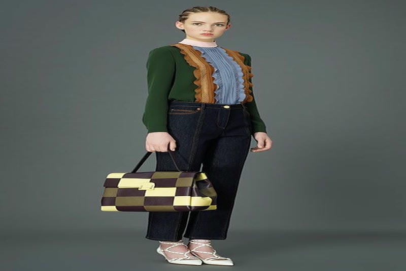 「ヴァレンティノ」最愛の “ボウブラウス” をアレンジ！【ハイネック】にして楽しむ春コーデ