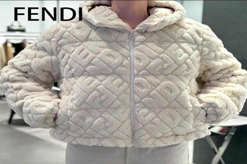 「フェンディ」2019-20年秋冬ミラノ　ボリュームと素材のコントラストで描く直線的グラフィカル