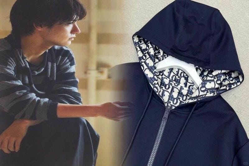 品漂うロングワンピースにディオールスニーカーを合わせて、今どきのおしゃれを手に入れて