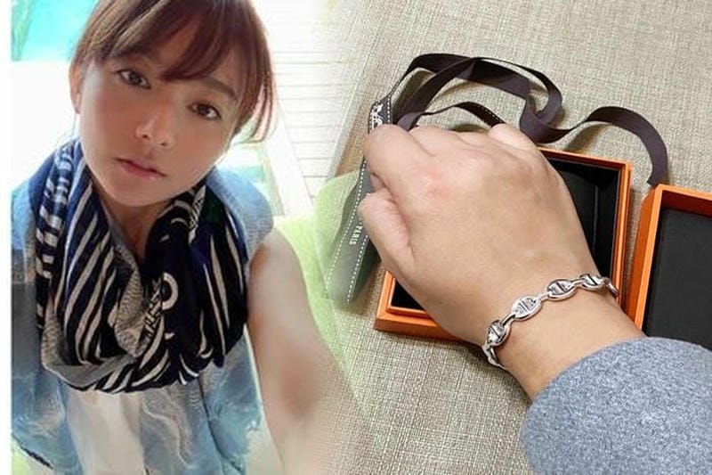 エルメスのシルクスカーフは、発色の良さとしなやかな手触りが魅力的!