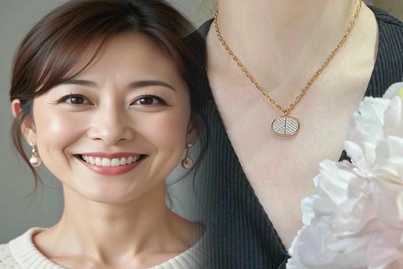 「エルメス」エナメルブレスレットに『ツイリー』をレイヤードして手元を華やかに！