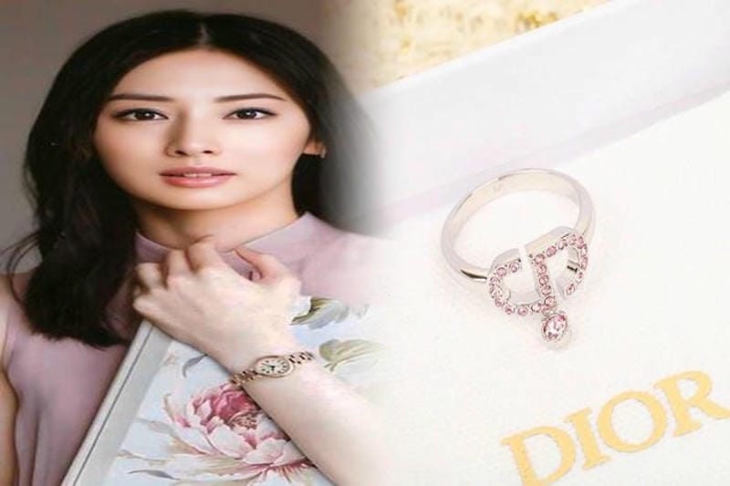 dior パールピアスの魅力：オロムイワ・エディンカの選び方