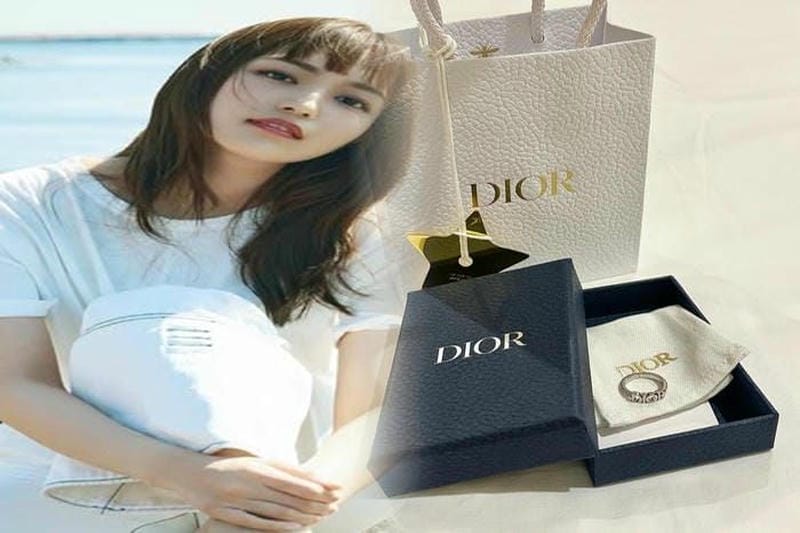 首もとに自信をくれる【DIOR】のパールネックレス