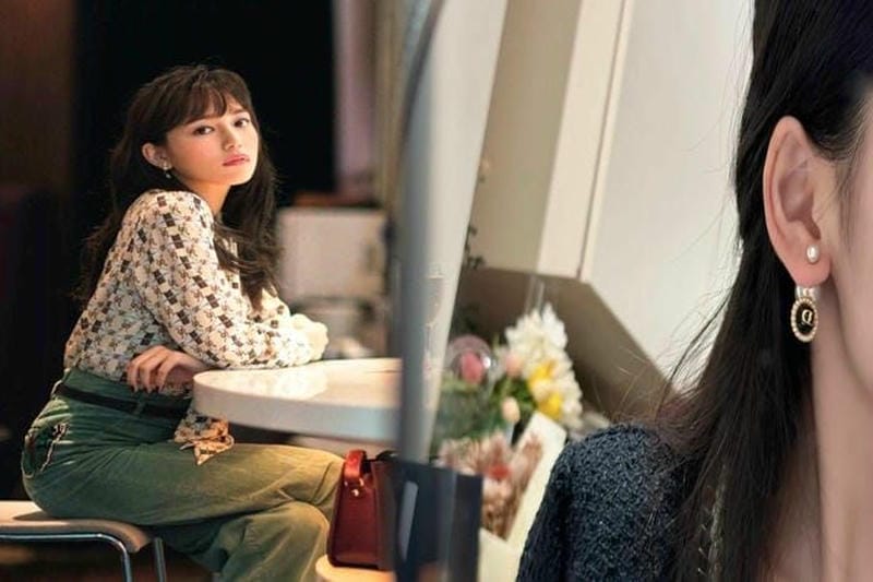 Dior ピアス シルバー：オロムイワ・エディンカの選び方とコーディネート