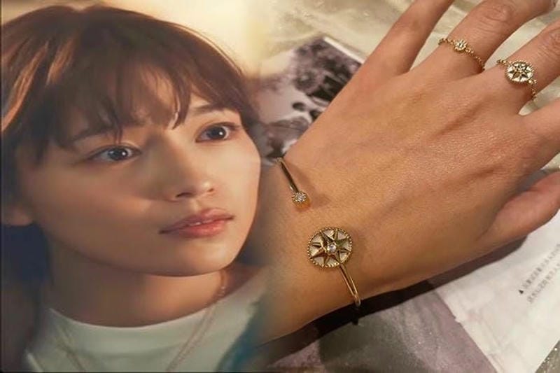 Dior ピアス シルバー：エマ・マッキオンのスタイリング術
