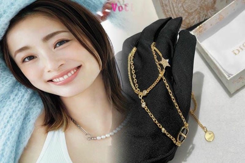 エマ・マッキオン愛用のDior ネックレスをチェック