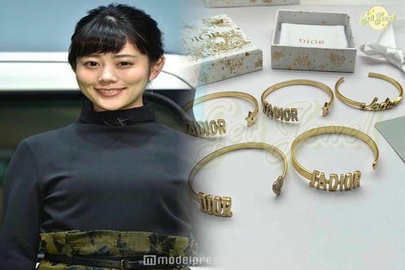 ディオールのシルバーブレスレットで上品なアクセントを