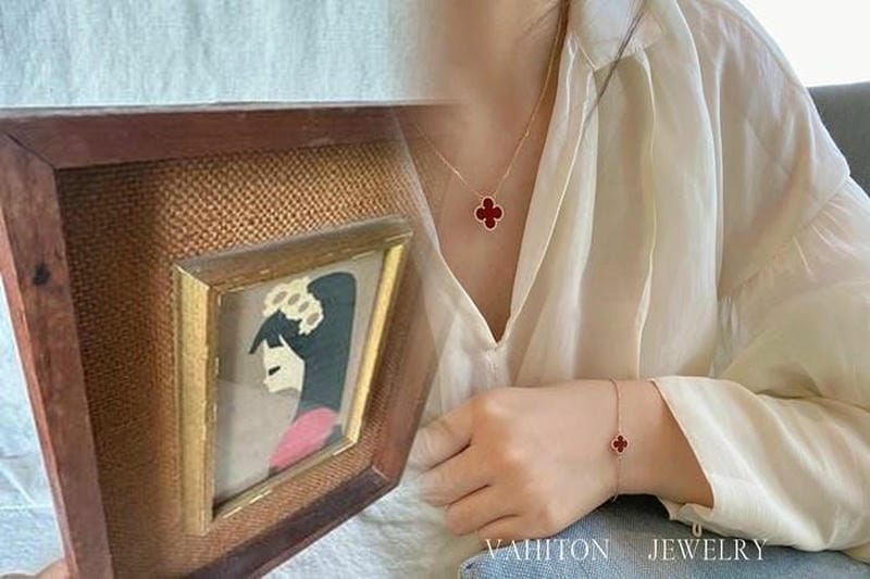 ヴァンクリーフ＆アーペルイヤリング：上品な大人の女性に最適