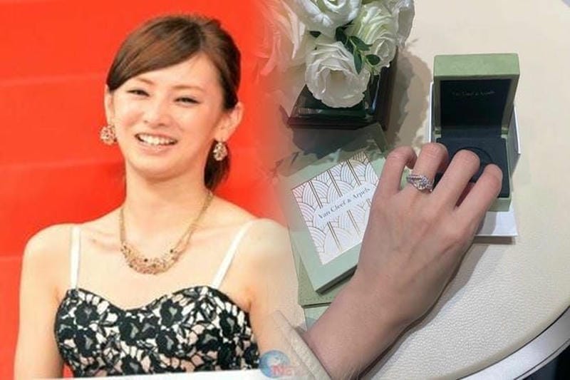 ヴァンクリーフのペルレブレスレットで華やかに演出