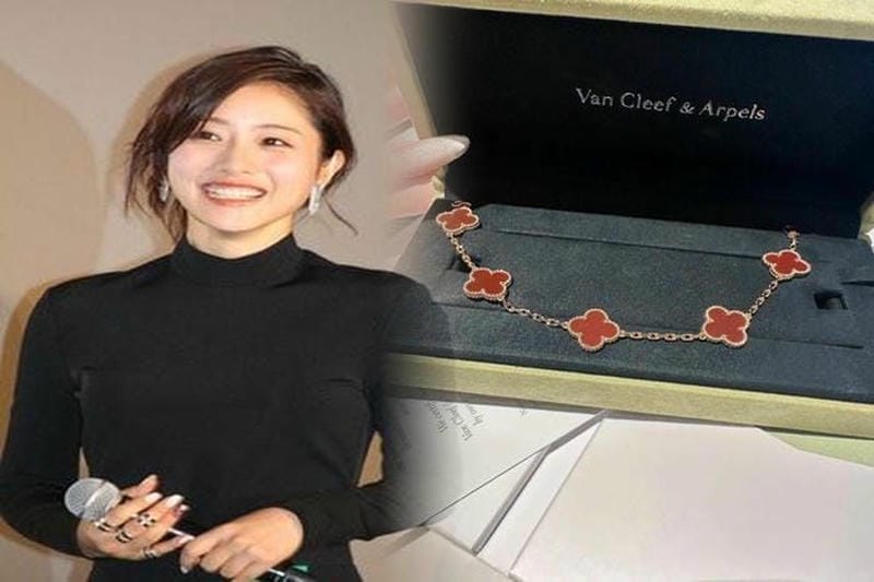 最新で絶対欲しいVan Cleef&Arpels フリヴォル ピアス 3フラワー ミニモデル