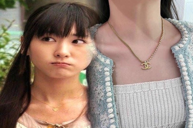 「シャネル」バンダナ柄の細長スカーフをトレンチのベルトに！