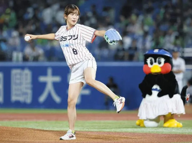 5.中川安奈アナ｜始球式で魅せたスポーティー美脚コーデ.webp