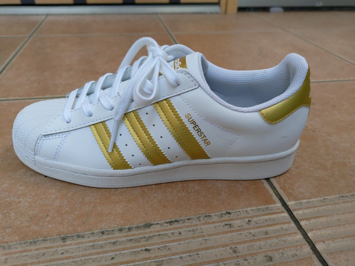 ホワイト マウンテニア リング アディダス