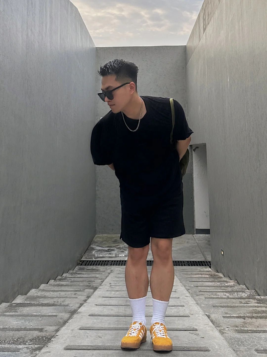 底が平らなスニーカーは疲れますか？