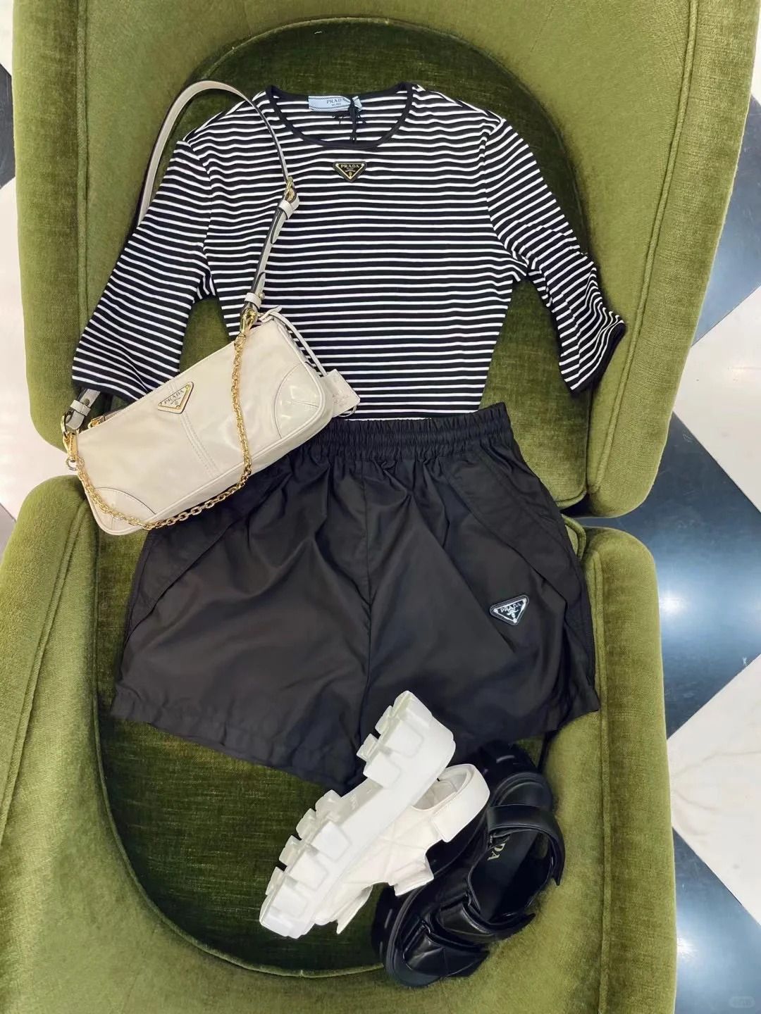 プラダ ナイロン ショルダー バッグ コーデ