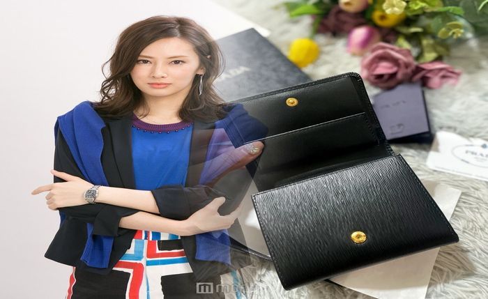 prada 財布 水色