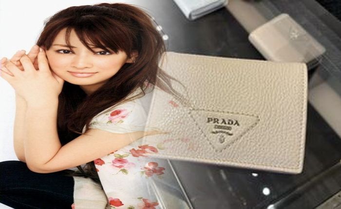 サフィアーノ レザー プラダ 財布