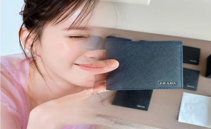 プラダ 財布 二 つ折り グレージュ