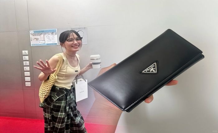 プラダ 財布 二 つ折り 使い やすい